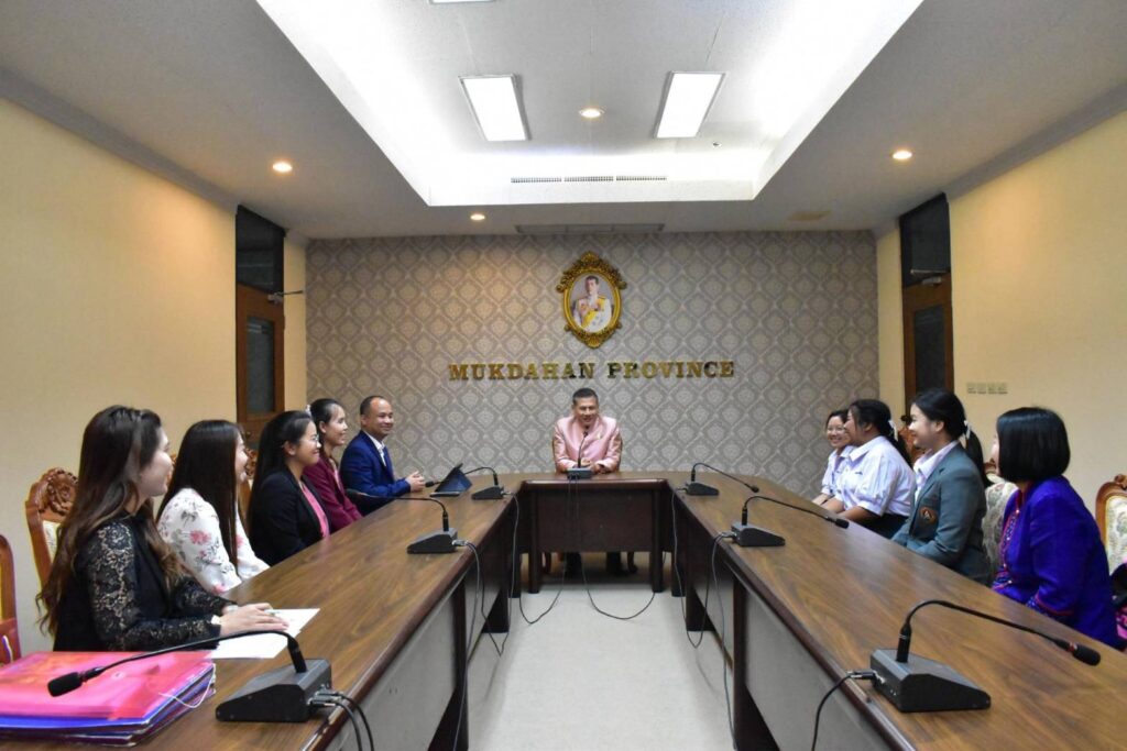 วันที่ 21 ธันวาคม 2566 นายธีระศักดิ์ คนตรง ผู้อำนวยการโรงเรียนคำบกวิทยาคาร พร้อมด้วยนางสาวสุดาภรณ์ อุณวงษ์ ครูโรงเรียนคำบกวิทยาคาร นำนางสาวณัฐณิชา ภูชะหาร นักเรียนชั้นมัธยมศึกษาปีที่ 4 ที่ได้รับพระราชทานทุนในโครงการทุนการศึกษาพระราชทาน ภายใต้ “มูลนิธิทุนการศึกษาพระราชทาน สมเด็จพระบรมโอรสาธิราชฯ สยามมกุฎราชกุมาร (ม.ท.ศ.)” รุ่นที่ 15 เข้าพบ นายวรญาณ บุญณราช ผู้ว่าราชการจังหวัดมุกดาหาร เพื่อรายงานตัวและสร้างขวัญกำลังใจ ในการเตรียมความพร้อมเข้าเฝ้าฯ พระบาทสมเด็จพระปรเมนทรรามาธิบดีศรีสินทรมหาวชิราลงกรณ พระวชิรเกล้าเจ้าอยู่หัว รัชกาลที่ 10 ประจำปี 2566 ระหว่างวันที่ 24 - 29 เดือนธันวาคม พ.ศ.2566 ณ โรงแรมรอยัลริเวอร์ เชิงสะพาน กรุงธนบุรี กรุงเทพมหานคร